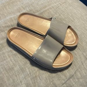 Like new!!!! Ugg slides